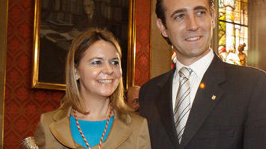 Maria Salom junto a José Ramón Bauzá en el Consell de Mallorca.