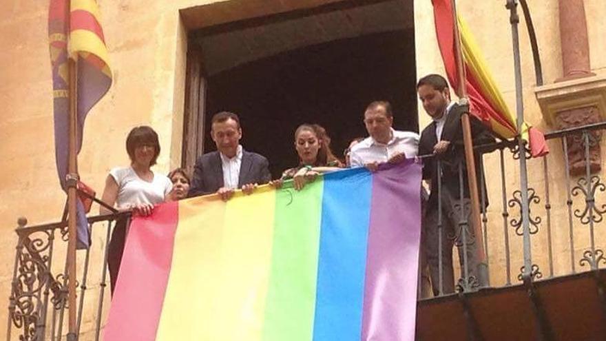 El despliegue de la bandera gay en el Ayuntamiento
