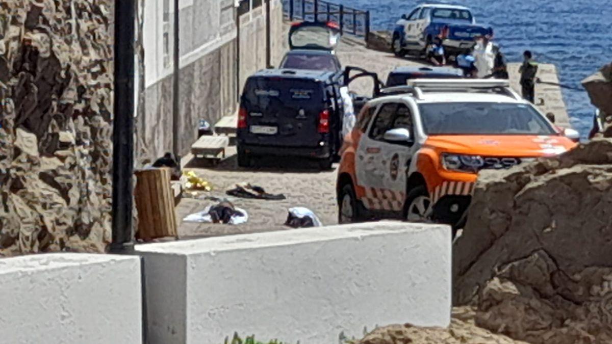 Los cuerpos de las tres víctimas mortales, en el muelle del Porís de Abona.