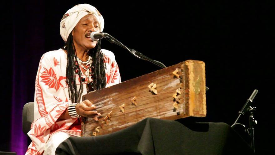 El músico africano Kilema ofrece un concierto en Chapela