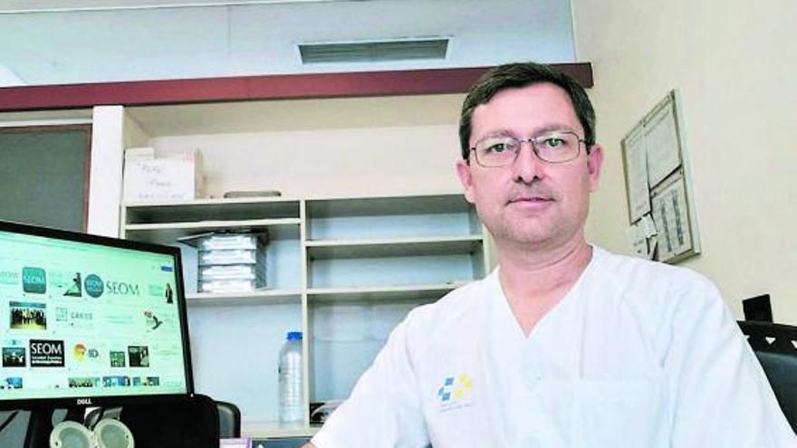 El doctor Salvador Saura en su consulta del Hospital Universitario de Gran Canaria Doctor Negrín. | | E.D.