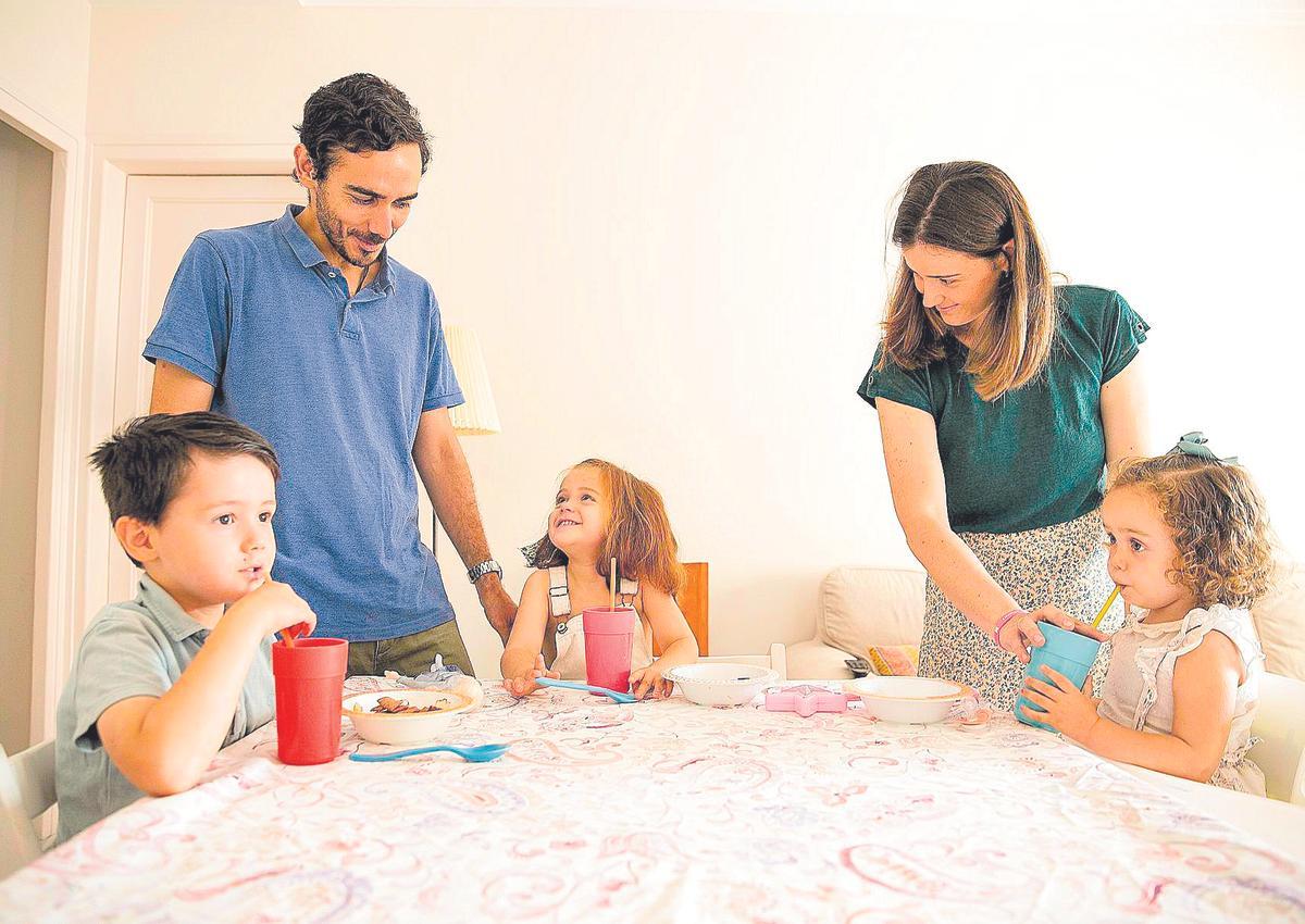 Abel Martínez, con su pareja y sus tres hijos.