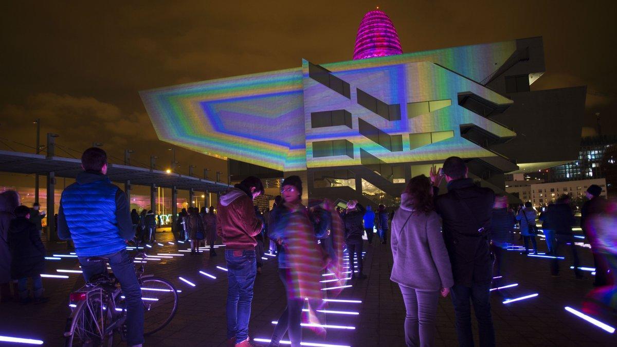 Intervención en la fachada del Disseny Hub de Barcelona, el año pasado