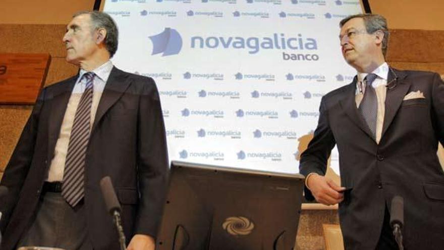 El presidente de Novagalicia Banco José María Castellano (i), y el consejero delegado, César González-Bueno, durante la rueda de prensa hoy