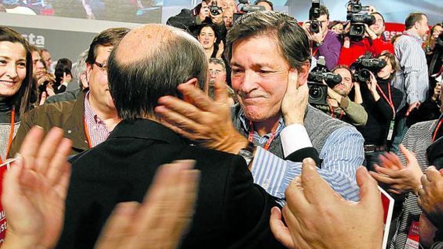 Alfredo Pérez Rubalcaba y Javier Fernández se abrazan tras conocer la victoria del primero en el congreso federal.