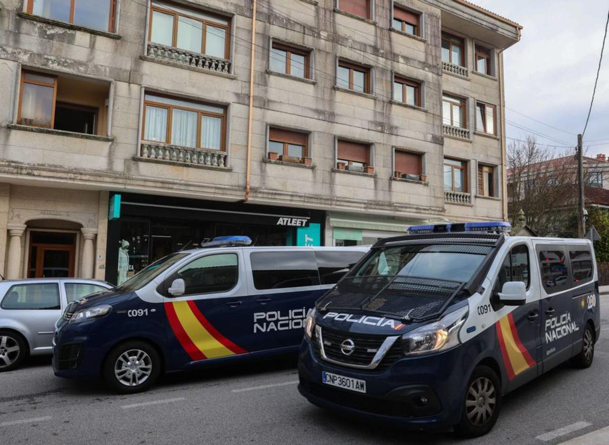 Despliegue policial en
Ribadumia. | Iñaki Abella