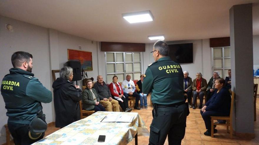 Instante de la charla en el centro social.