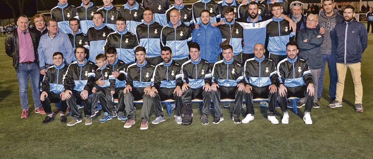 Escuela de fútbol con la plantilla de Tercera.