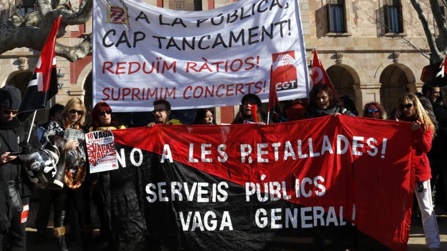 Manifestants concentrats davant del Parlament.