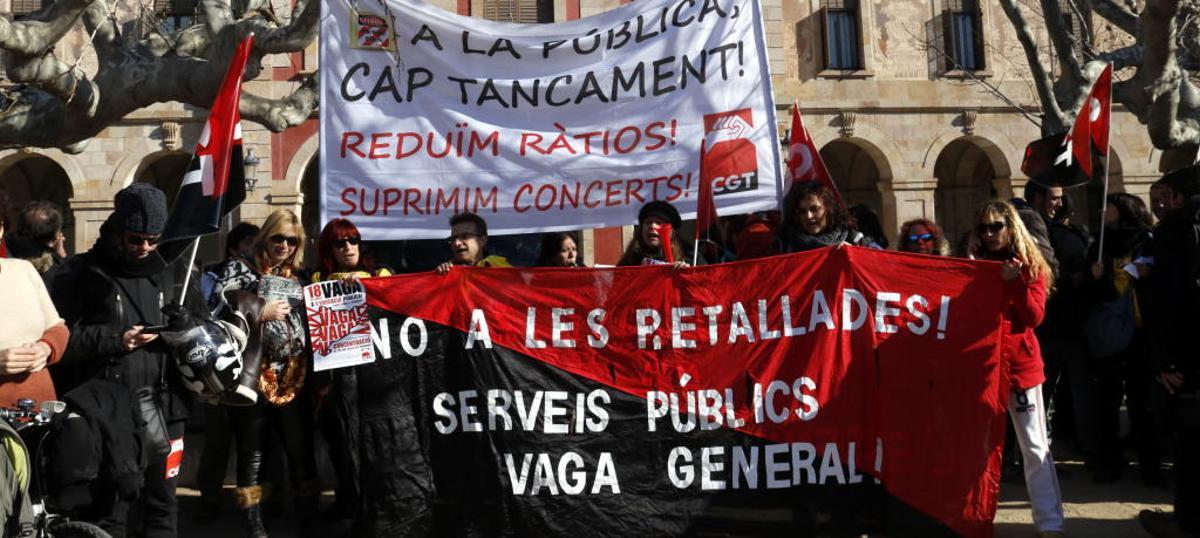 Manifestants concentrats davant del Parlament.