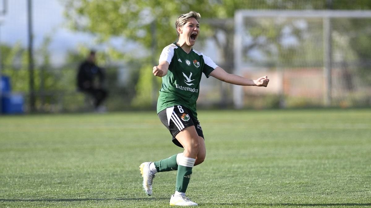 Sara Rubio celebra un gol con el Cacereño Femenino.