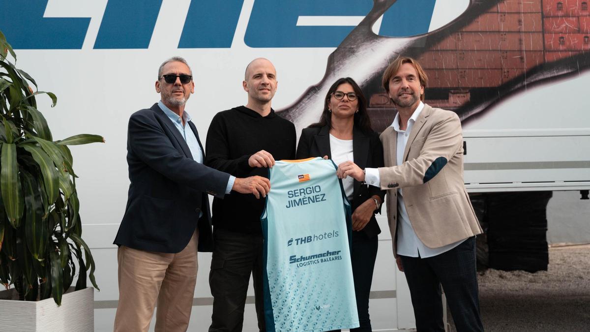 Xavi Sastre, Sergio Jiménez, Luz Cloquell y Vicenç Palmer, durante la presentación del entrenador en la sede de Schumacher Logistic Baleares.