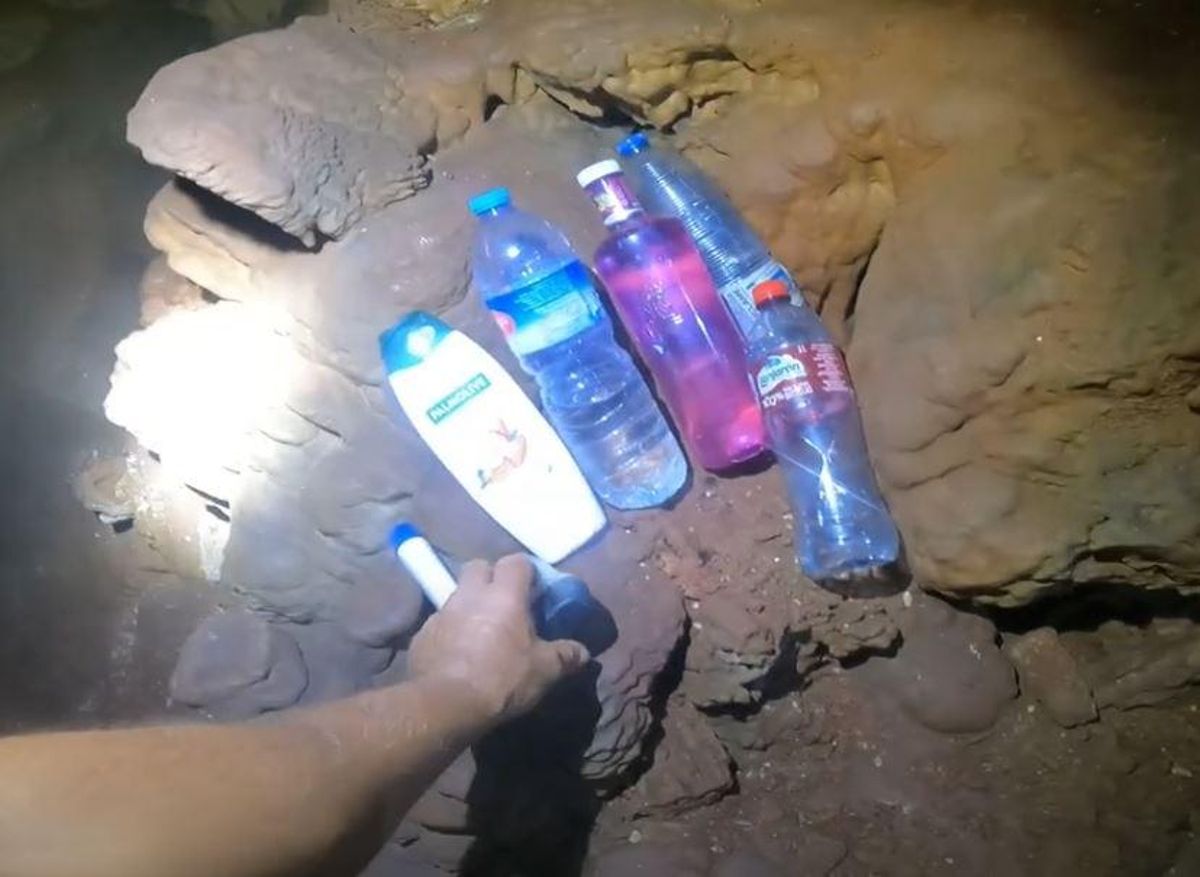 La denuncia también recoge la acumulación de basura en el interior de la cueva protegida.