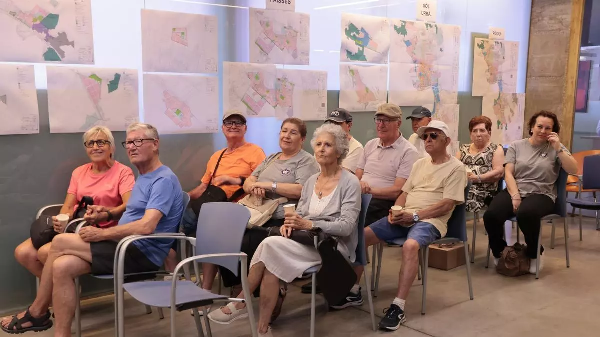 Enfermos de alzhéimer de Ibiza visitan el Ayuntamiento de Sant Antoni