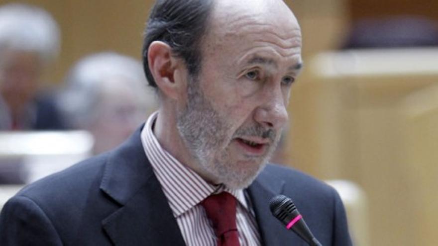 Los senadores socialistas muestran su apoyo a Rubalcaba