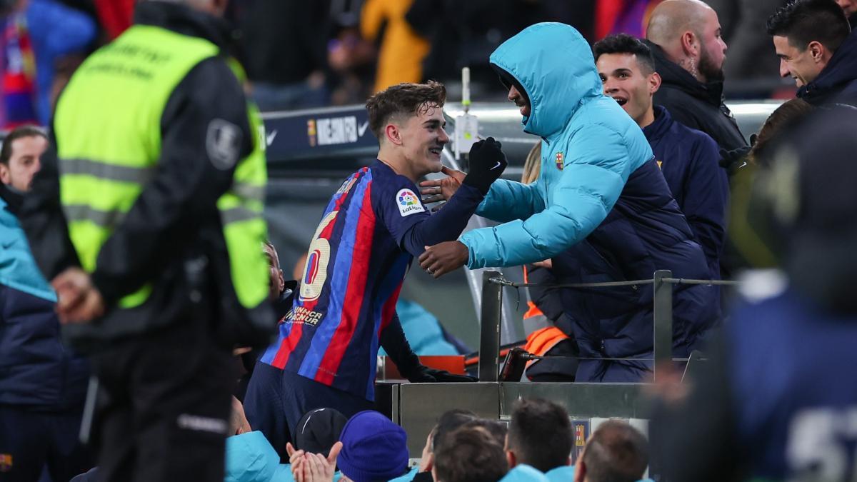 Gavi celebró el gol con Dembélé, presente en la grada del Camp Nou