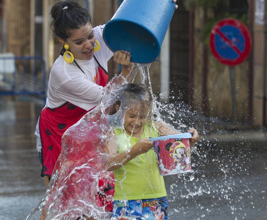 Una refrescante "poalá" para encarar el final de fiesta del Raval Roig