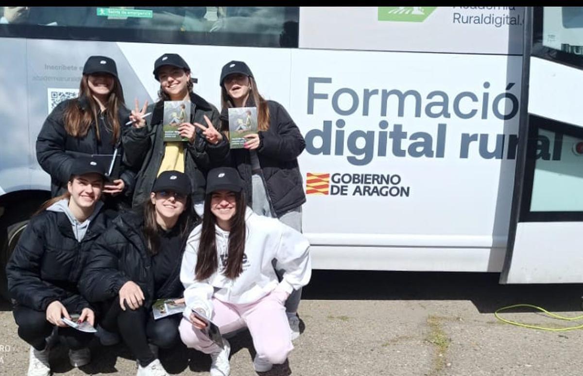El autobús de la Academia Rural Digital estuvo en el colegio.