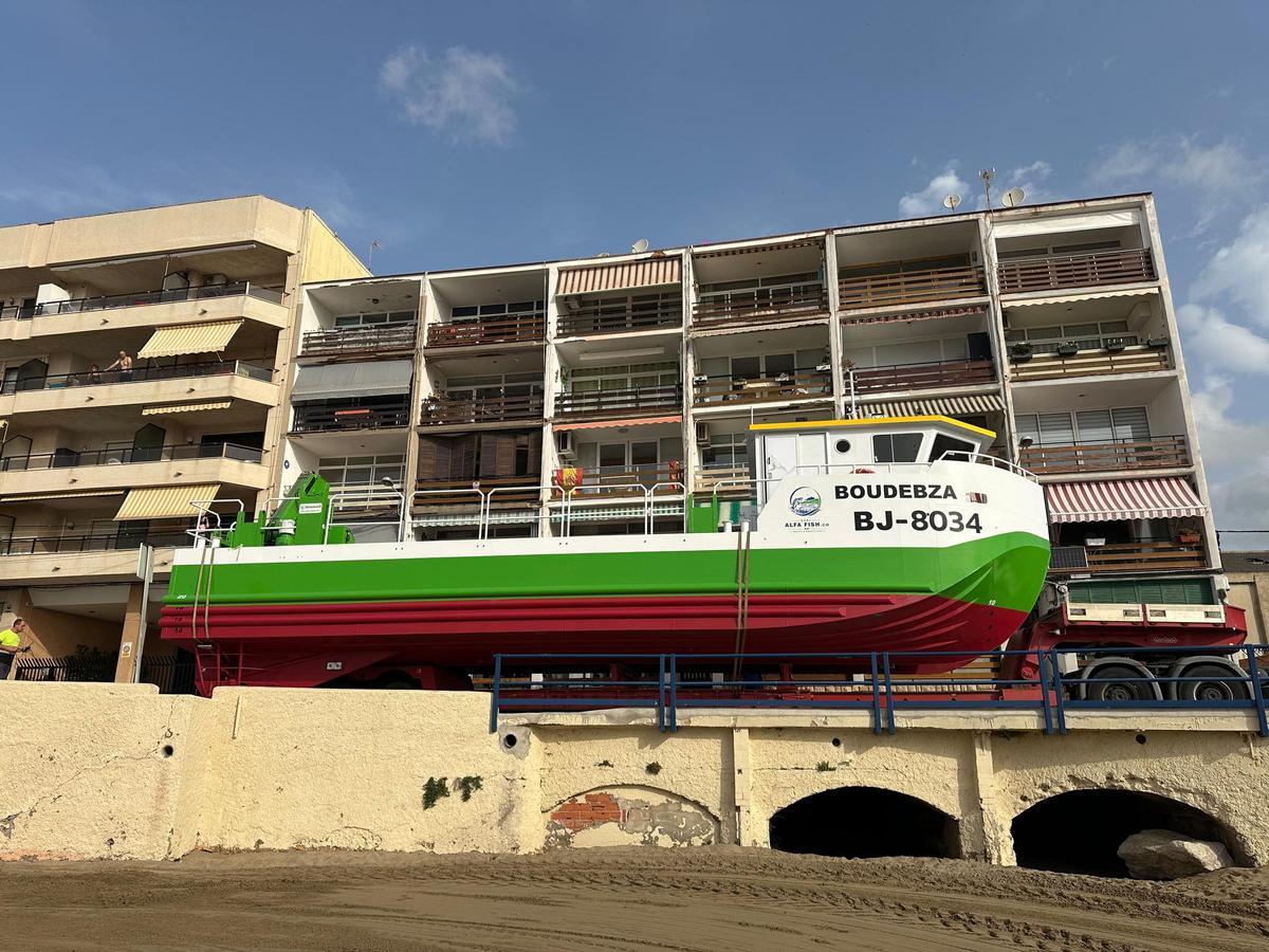 El catamarán tiene 17 metros de eslora total y 6,20 metros de manga.