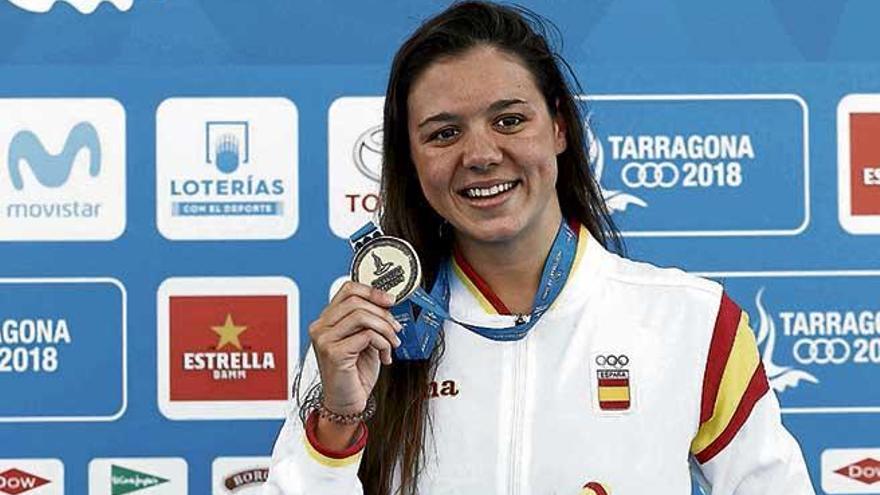 La nadadora mallorquina Catalina Corró con su medalla de oro.