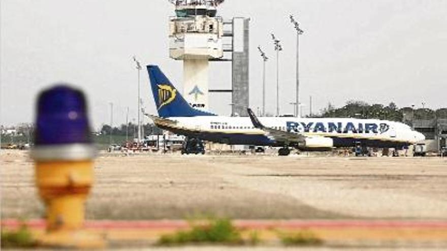 Una imatge de les pistes de l&#039;aeroport de Girona, amb un avió de Ryanair i la torre de control al fons.