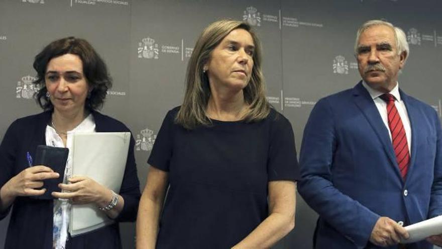 La ministra de Sanidad, Ana Mato, junto a la directora de Salud Pública, Mercedes Vinuesa, y el director de Atención Primaria de Madrid, Antonio Alemany