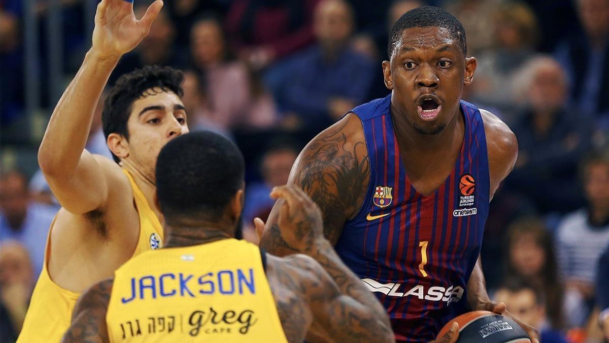 Seraphin controla el balon ante Segev y Jackson