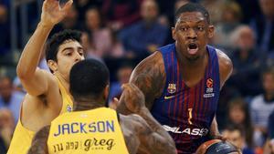 Seraphin controla el balon ante Segev y Jackson. 