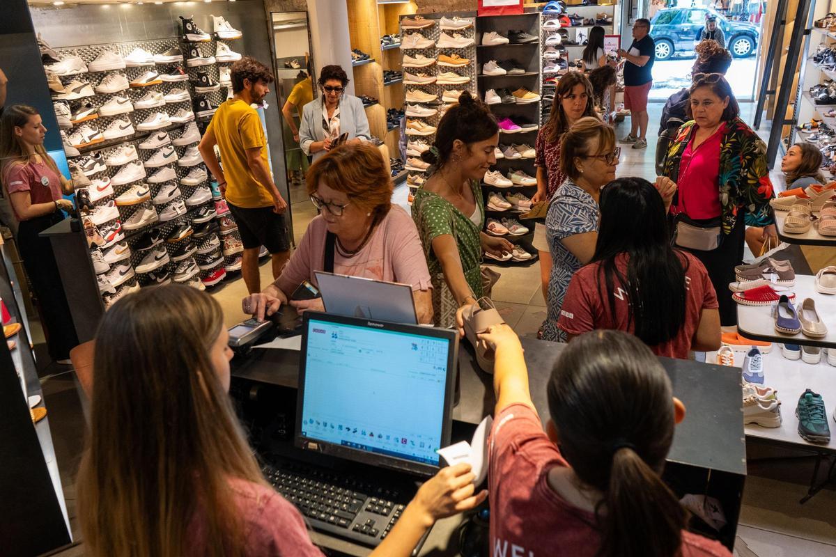 Gent comprant a la botiga de sabates Casas, ahir al matí