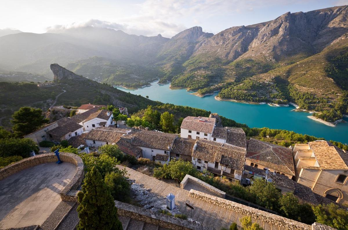 Vista de Guadalest, con el embalse de fondo