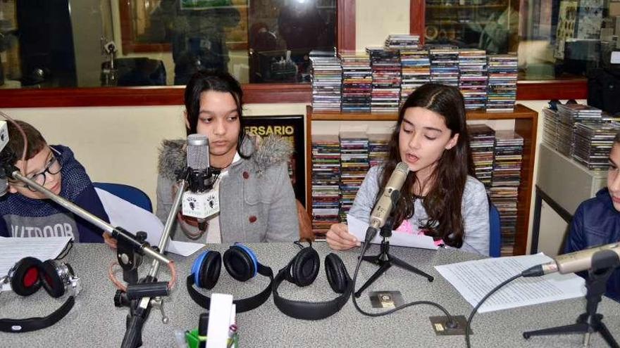 Niños participantes en la celebración del Día Mundial de la Radio organizado por Ponte nas ondas. // Faro