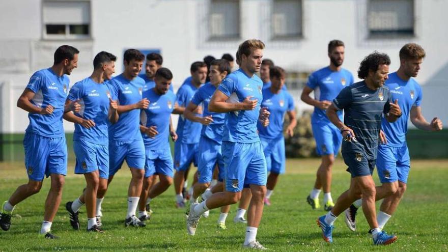 Luisito corre delante del grupo de jugadores granates durante un entrenamiento del Pontevedra