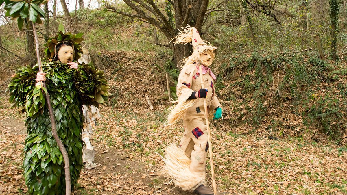 Los personajes enmascarados de La Vijanera recorren Silió ataviados con elementos naturales para representar la lucha simbólica entre el bien y el mal.