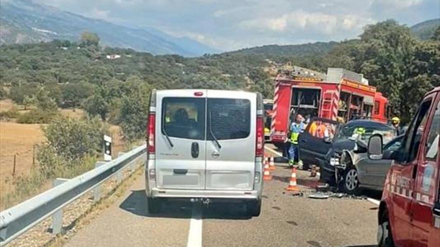 tres heridos en una colisión frontal en la n-110