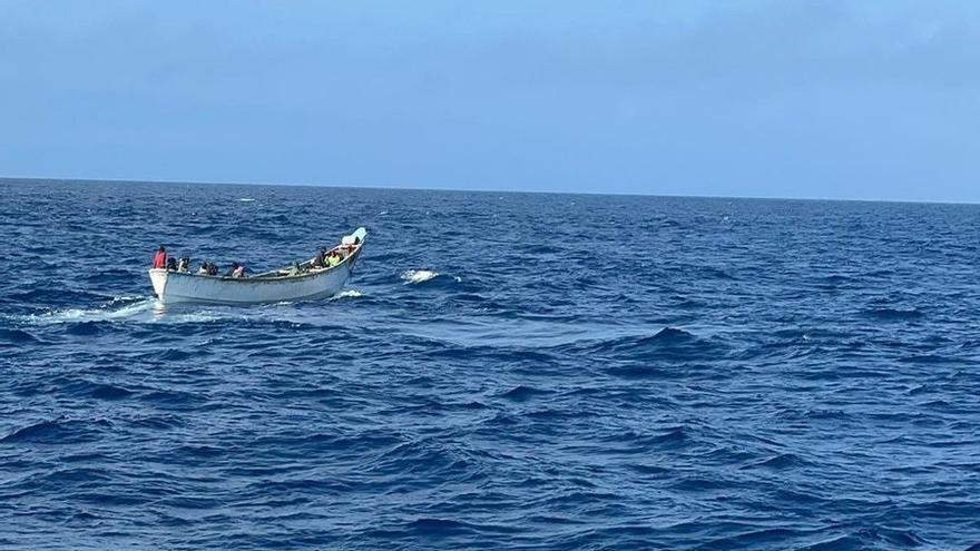 Patera rescatada en aguas cercanas a La Gomera