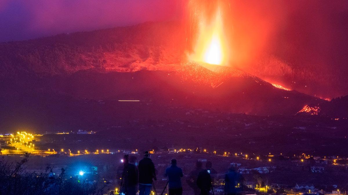 Centenares de personas acuden cada día a este improvisado mirador del municipio de Los Llanos de Aridane para observar el desarrollo de la erupción del volcán de La Palma