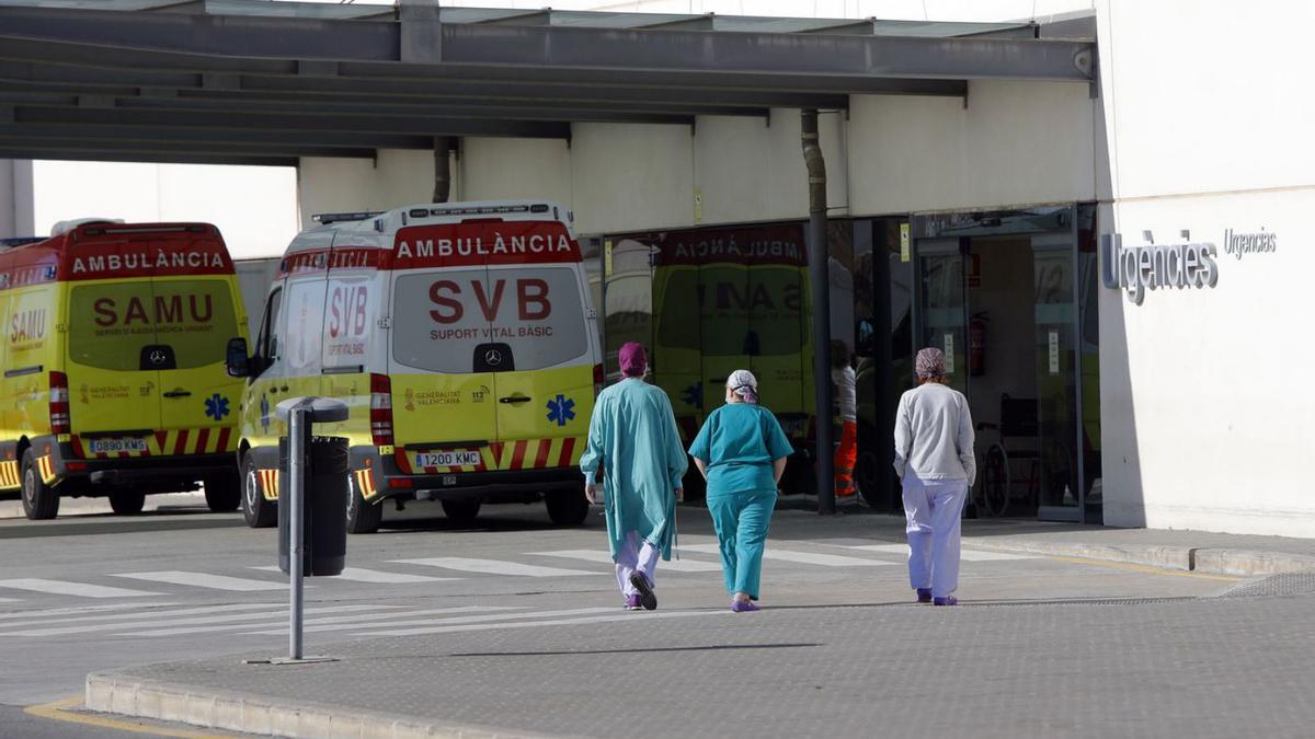 Sanitarios entrando en el reciento hospitalario de La Fe de València.