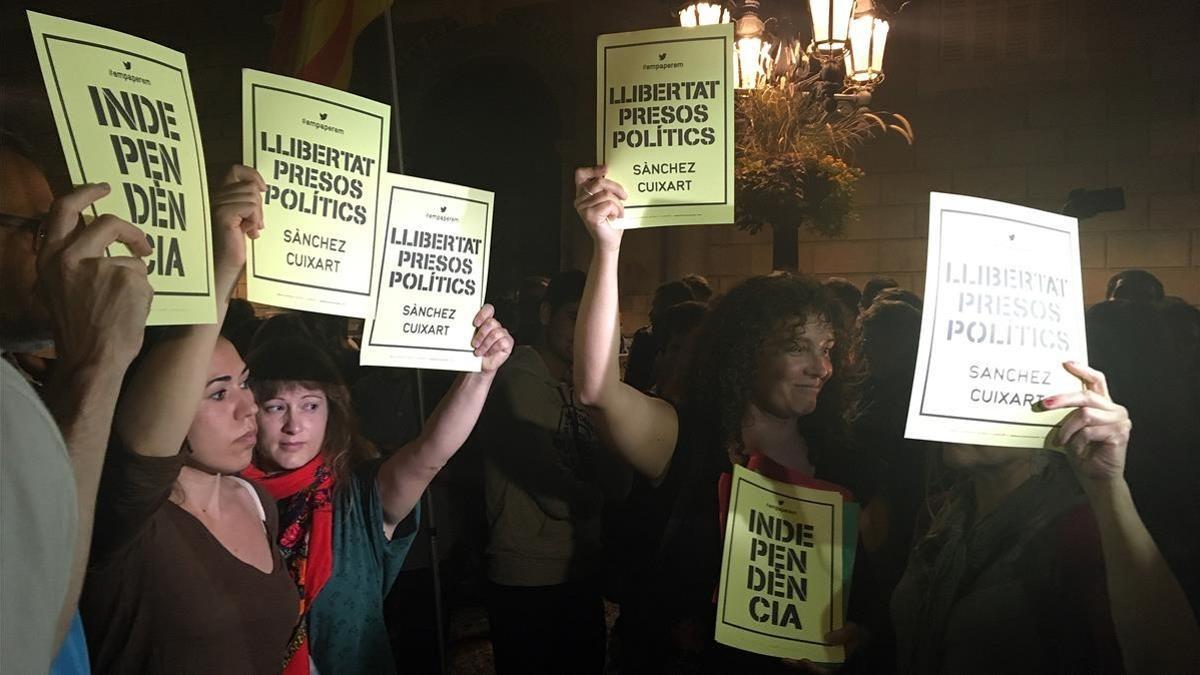 Carteles pidiendo la libertad  de Jordi Sánchez y Jordi Cuixart en Plaça Sant Jaume.