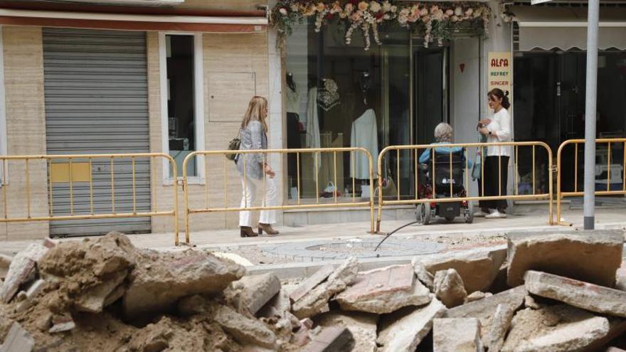 Vecinos y comerciantes de La Viñuela denuncian que la obra de peatonalización lleva parada 
