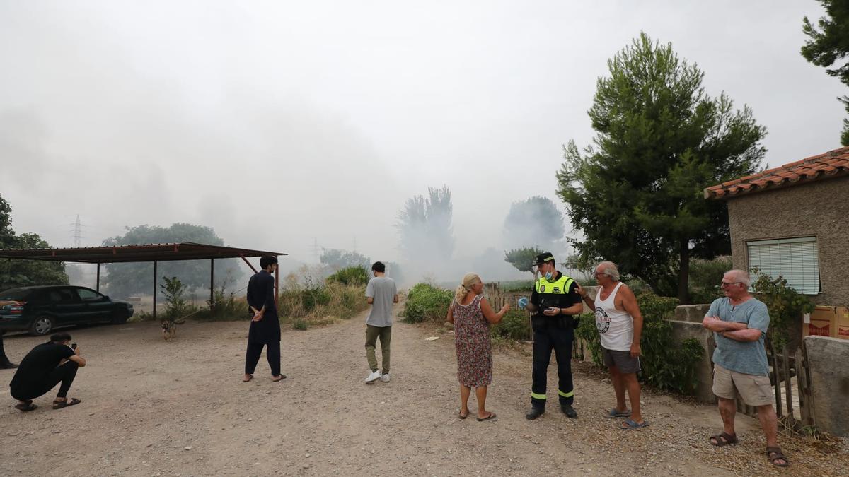 Los Bomberos de Zaragoza refrescando la zona del camino de Montemolín.