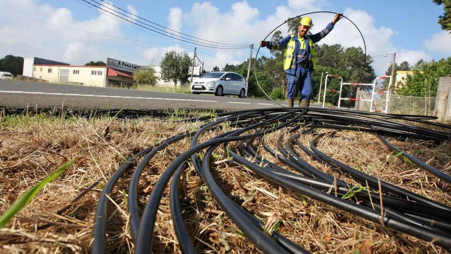 A Estrada negocia con Xunta y Telefónica para llevar la fibra óptica a todo el rural