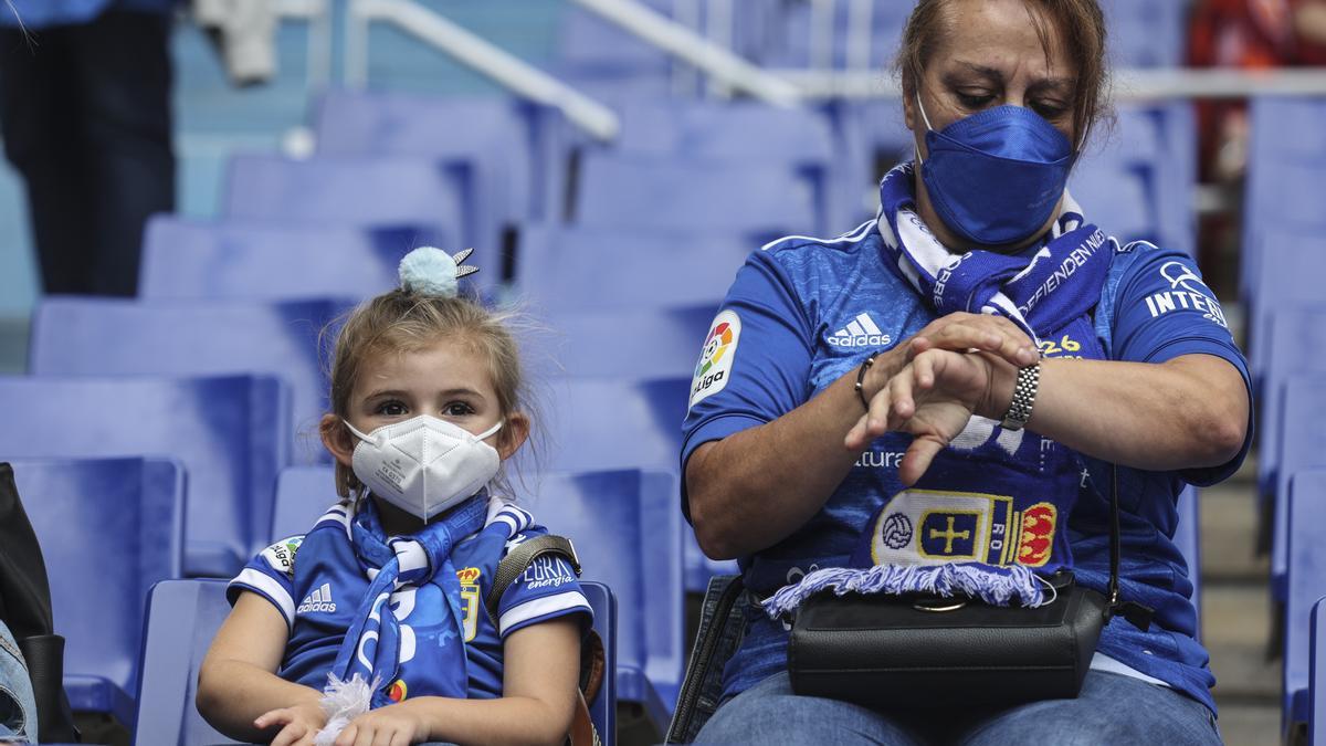 En imágenes: los aficionados del Real Oviedo vuelven al campo