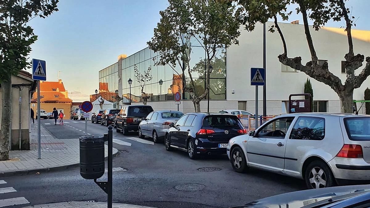 Cola de vehículos en el Centro de Salud Benavente Norte para realizarse la prueba PCR ayer por la mañana. | J. A. G.