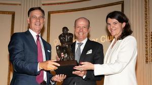 Oriol Guixà, presidente de La Farga, junto a su hija Inka, consejera delegada de la empresa, y Steve Higgins, presidente de The Copper Club.