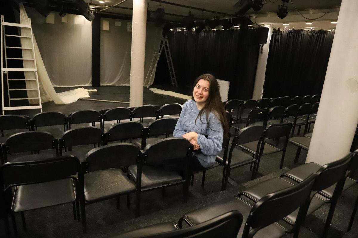 Rita Kornivshchenko, programadora del Teatro Shevchenko de Járkov, en la platea del escenario habilitado en el sótano del teatro.