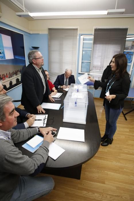 Carmen Maniega Vota en las primaras del PP en la sede de Avilés.