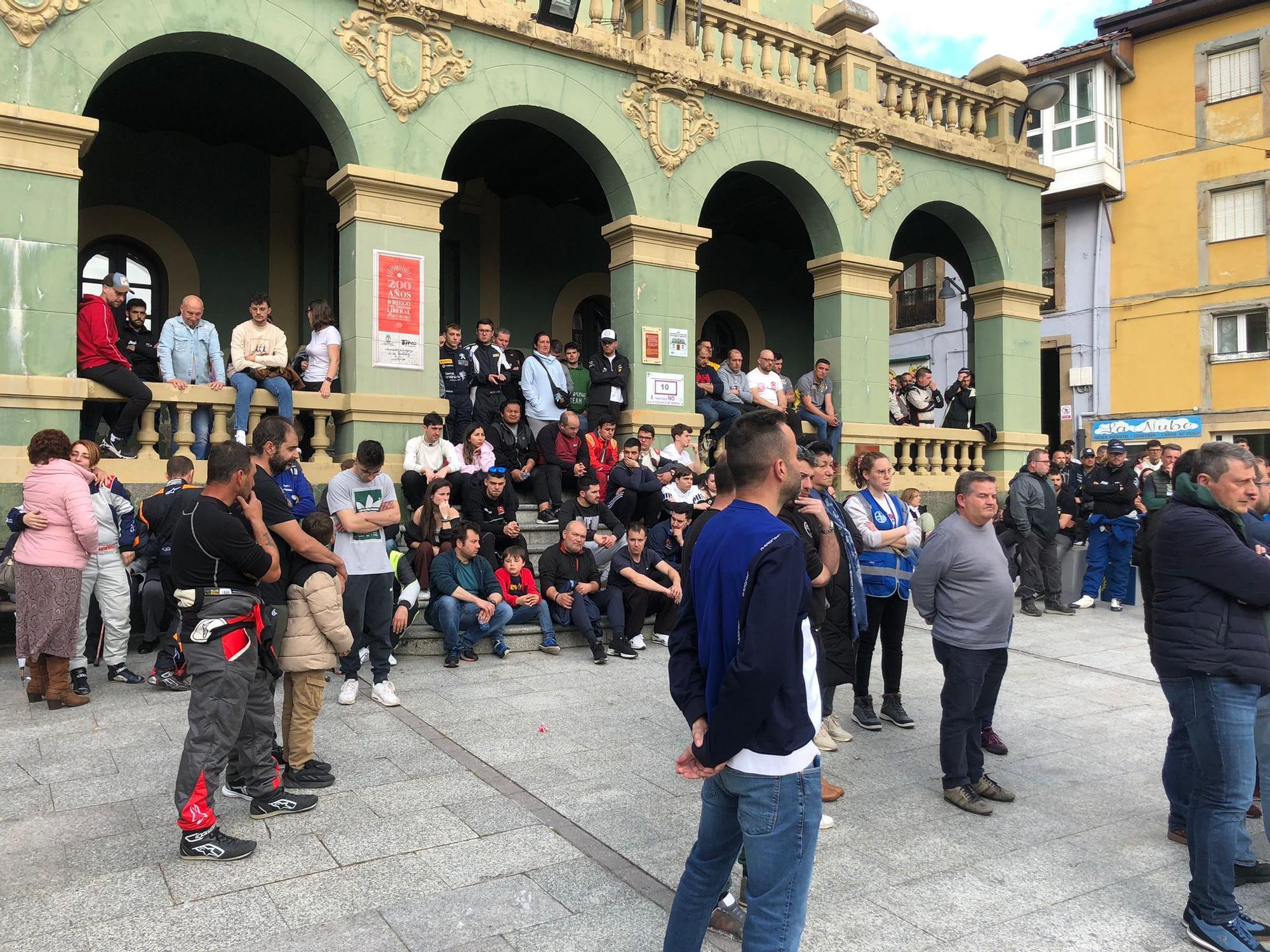 Concentración en la plaza del Ayuntamiento de Tineo en señal de luto por los fallecidos en el rally