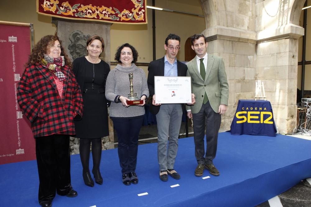 Cadena SER Gijón otorga el premio Gijón Ciudad Abierta a la asociación Una ciudad para todos, en el Antiguo Instituto