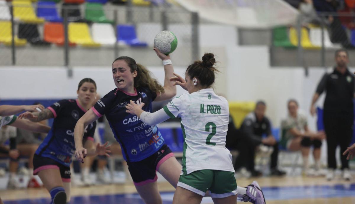 Carmen García Calvo lanzando a portería, ayer durante el partido entre el Lobas y Anaitasuna.  | MARIO CANTELI