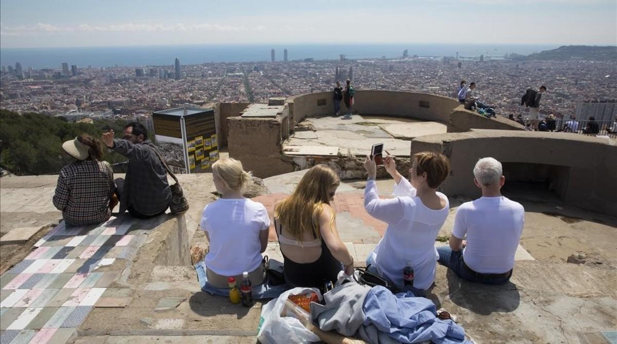 fcosculluela38217307 barcelona 28 04 2017 turistas en los alrededores del tur  de170901171315